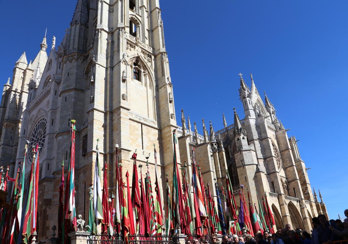 CIelo soleado en un día de fiestas de San Froilán en León.