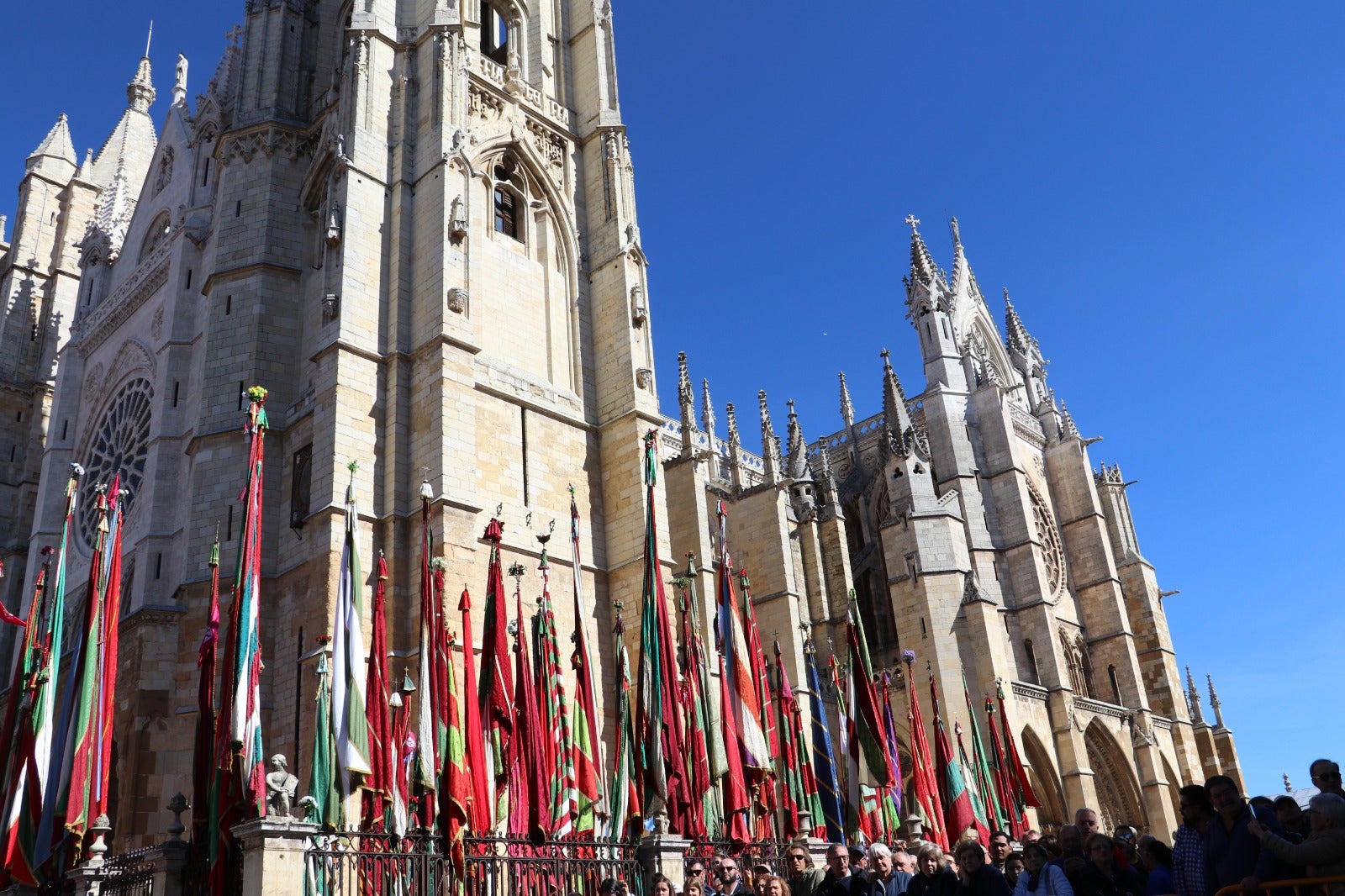 Todas las imágenes del desfile y concentración de pendones por San Froilán