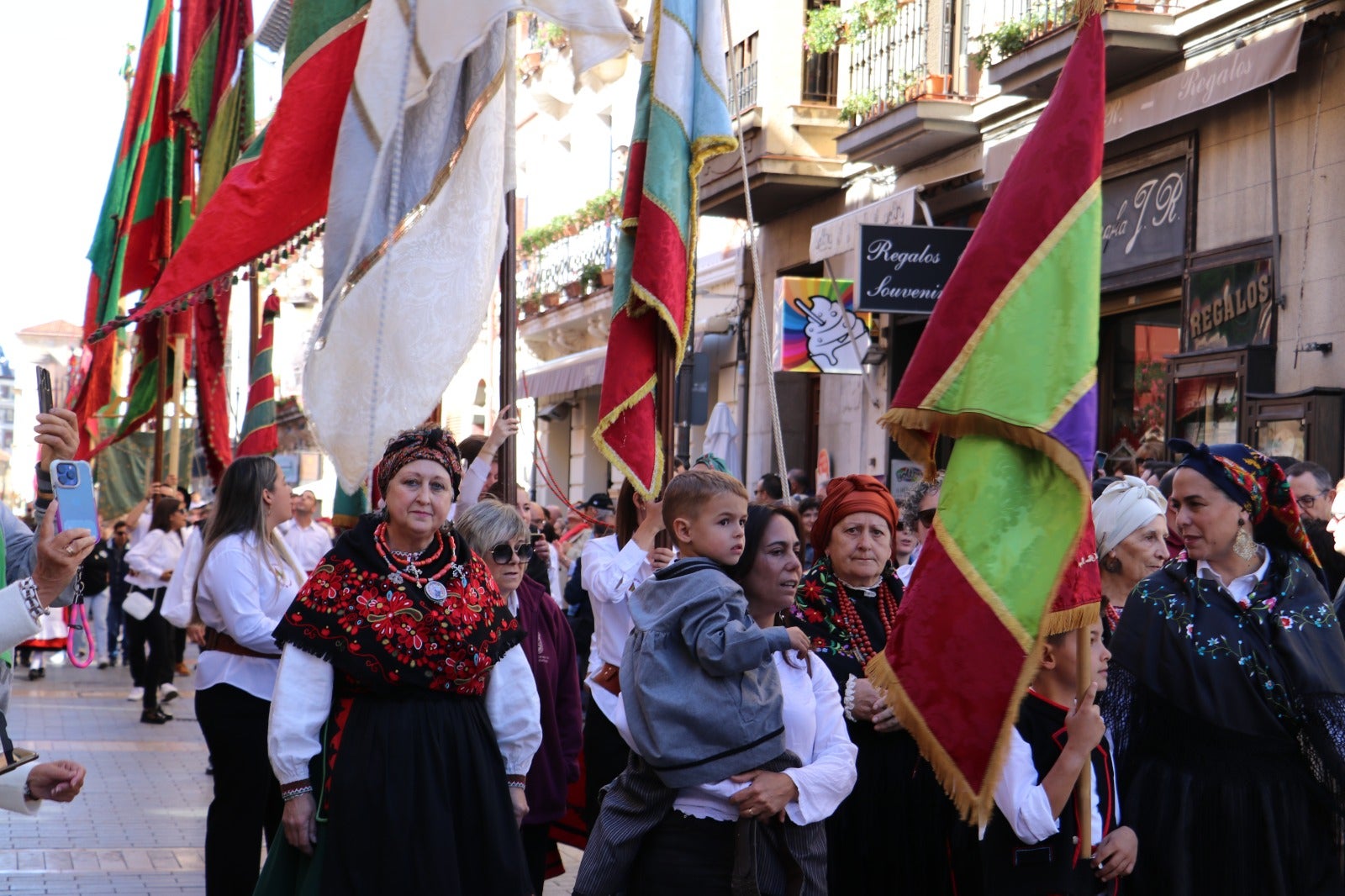 Todas las imágenes del desfile y concentración de pendones por San Froilán