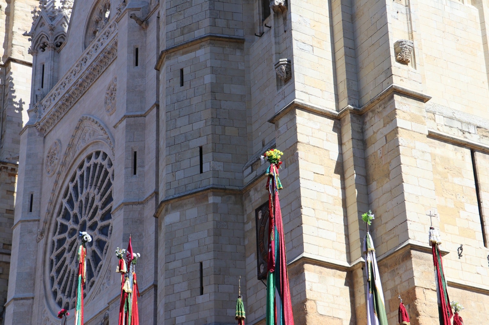 Todas las imágenes del desfile y concentración de pendones por San Froilán