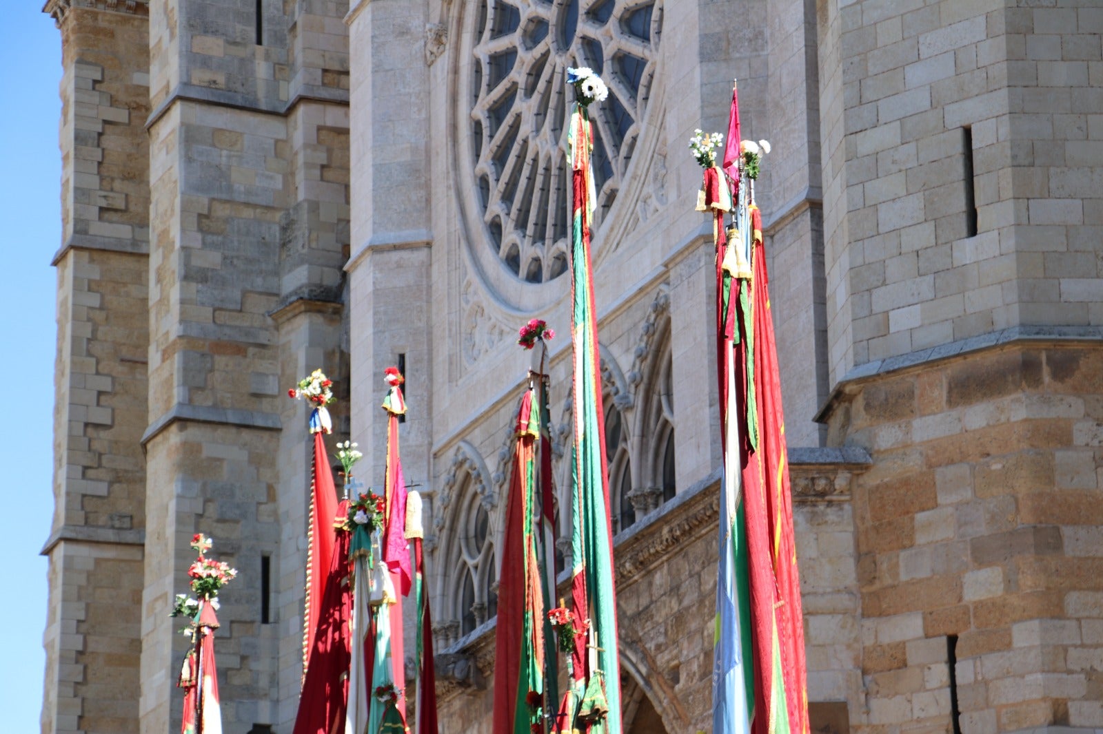 Todas las imágenes del desfile y concentración de pendones por San Froilán