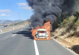 Imagen de las llamas quemando el turismo.