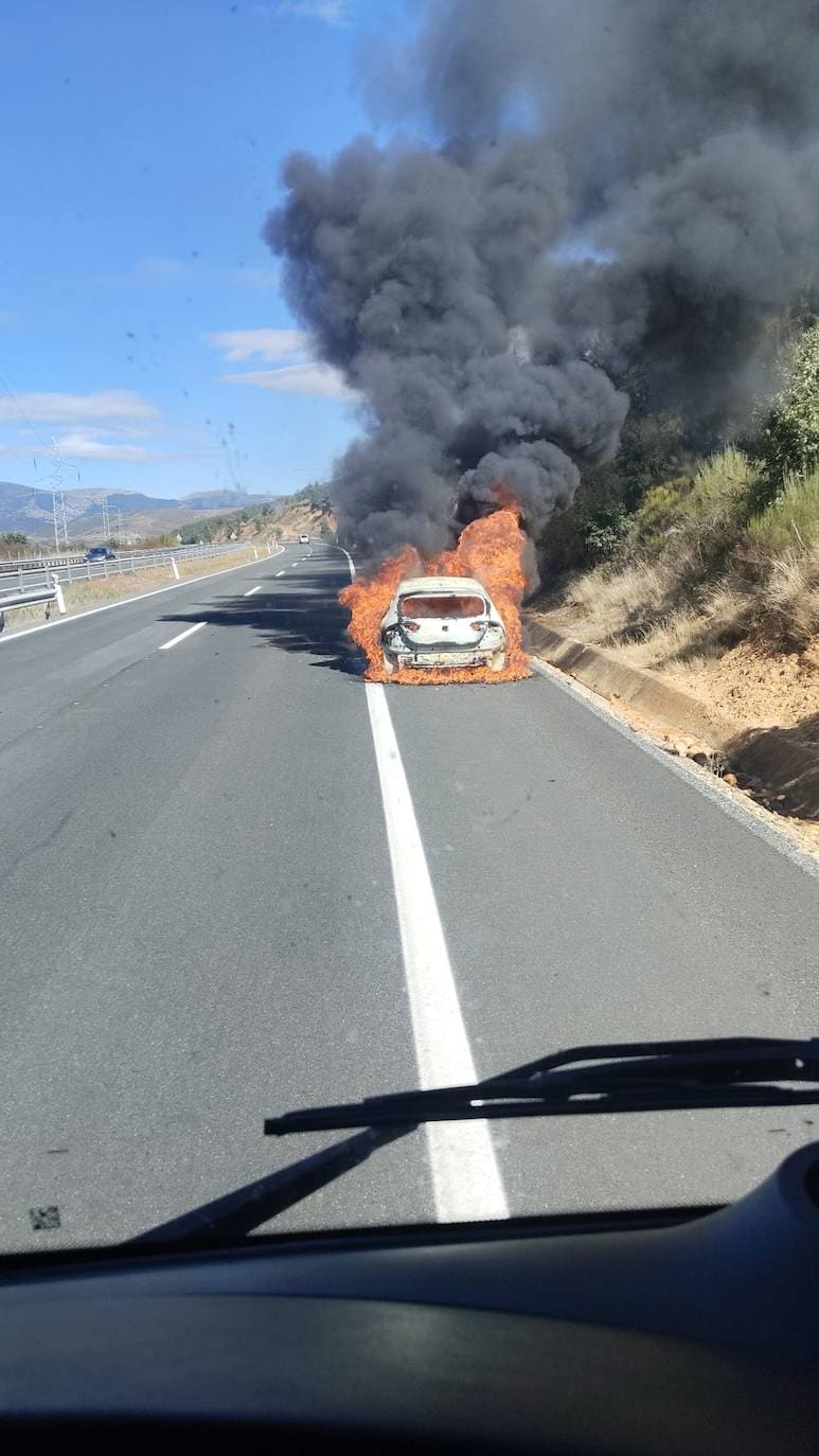 Imagen de las llamas quemando el turismo.