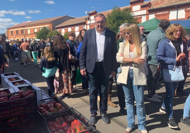 El vicepresidente de la Diputación de León y responsable de Productos De León, Roberto Aller, y la diputada de Juventud y Deporte, Patricia Martínez, asistieron a la 39 Feria del Pimiento Morrón de Fresno de la Vega