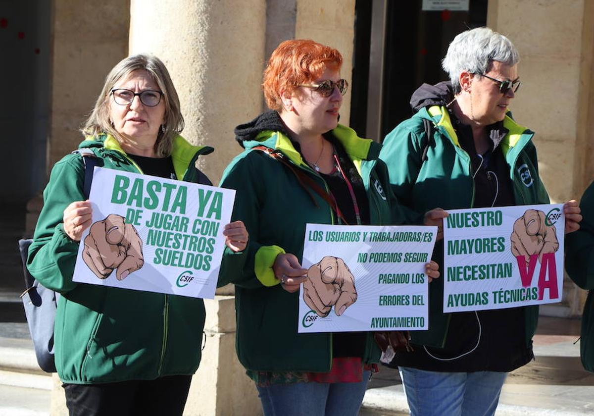 Trabajadoras de ayuda a domicilio en el Ayuntamiento denuncian la «paralización y riesgos» del servicio