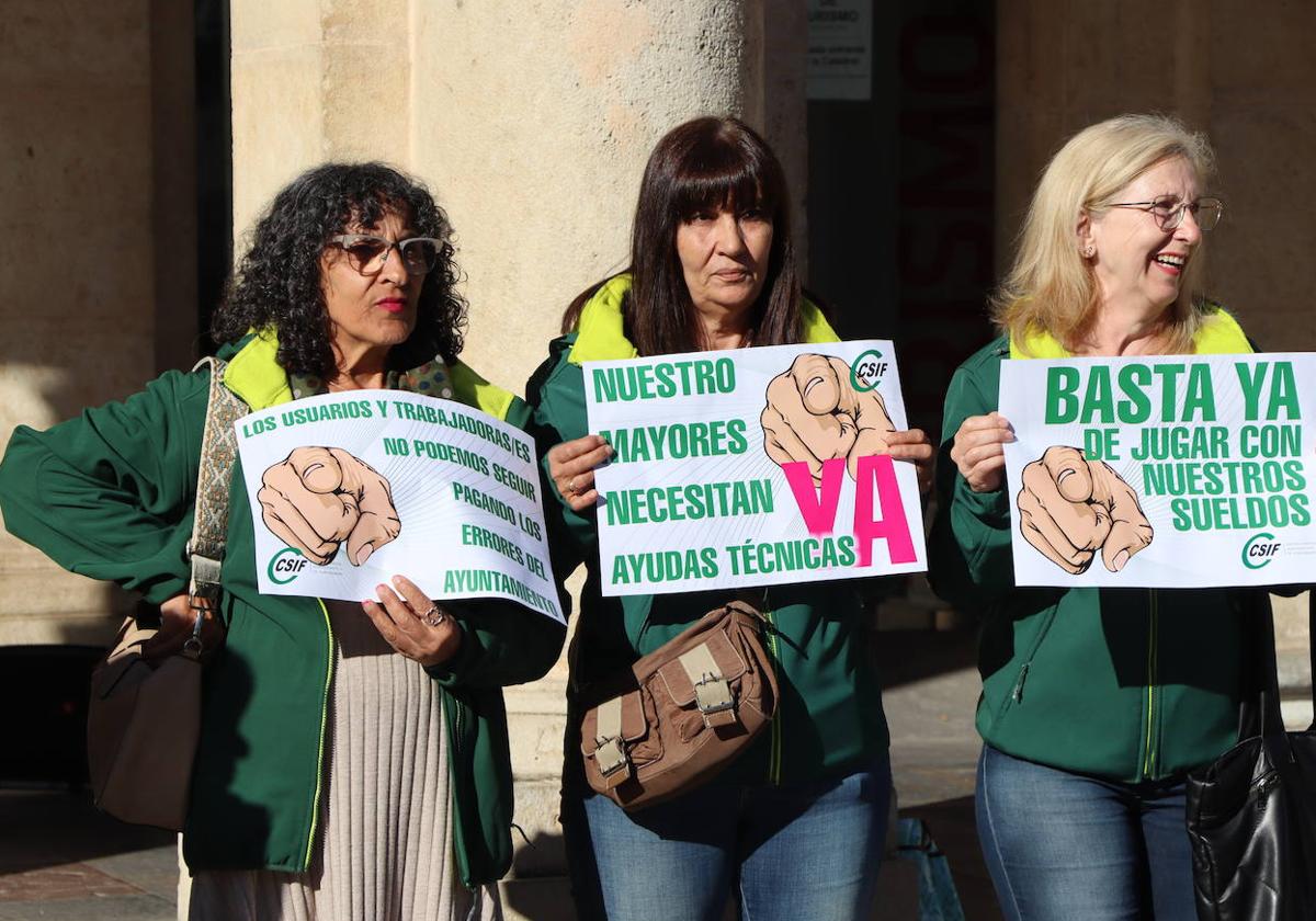 El servicio de ayuda a domicilio se concentra frente al Ayuntamiento de León