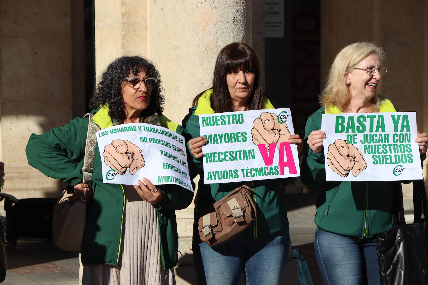 El servicio de ayuda a domicilio se concentra frente al Ayuntamiento de León