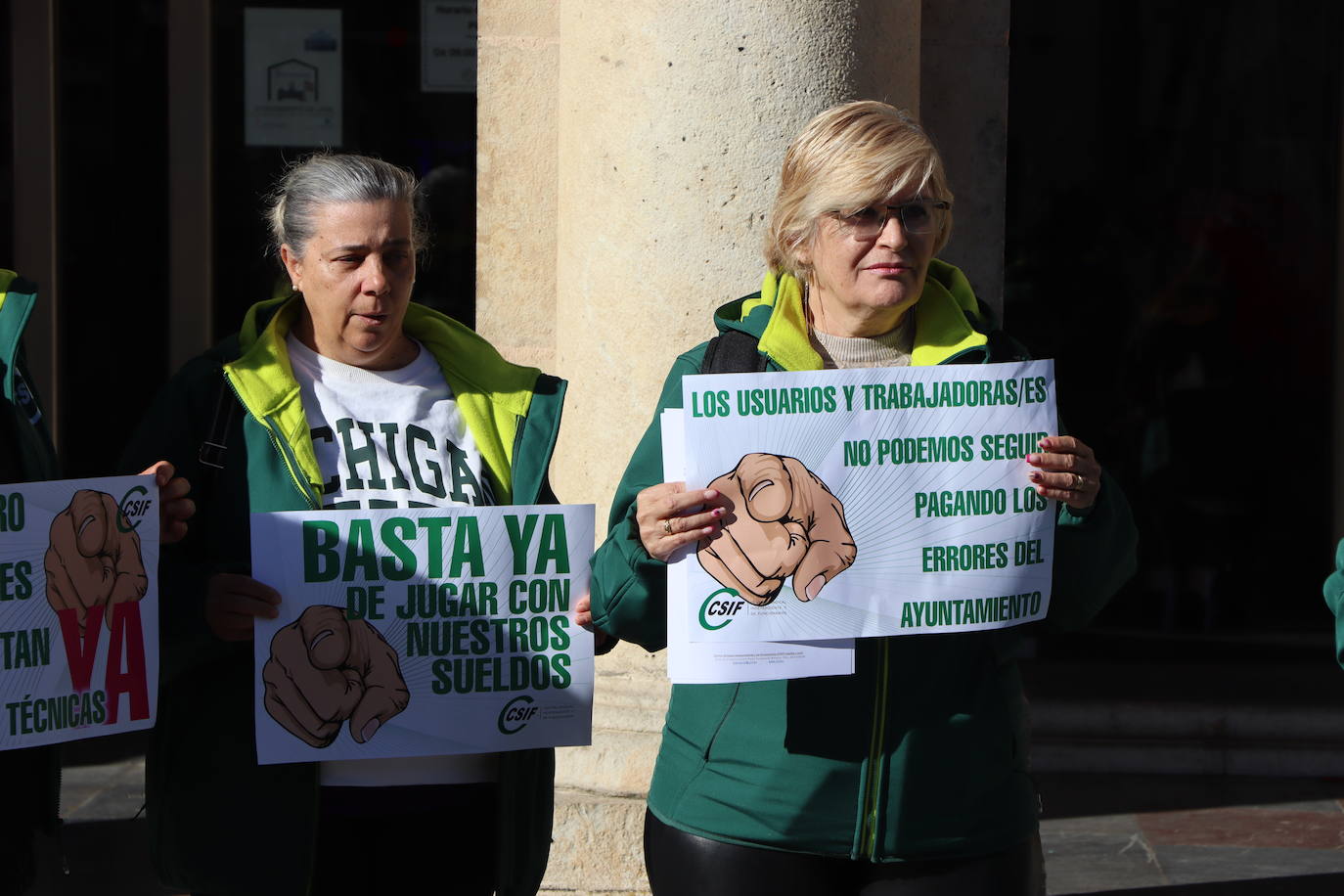 El servicio de ayuda a domicilio se concentra frente al Ayuntamiento de León