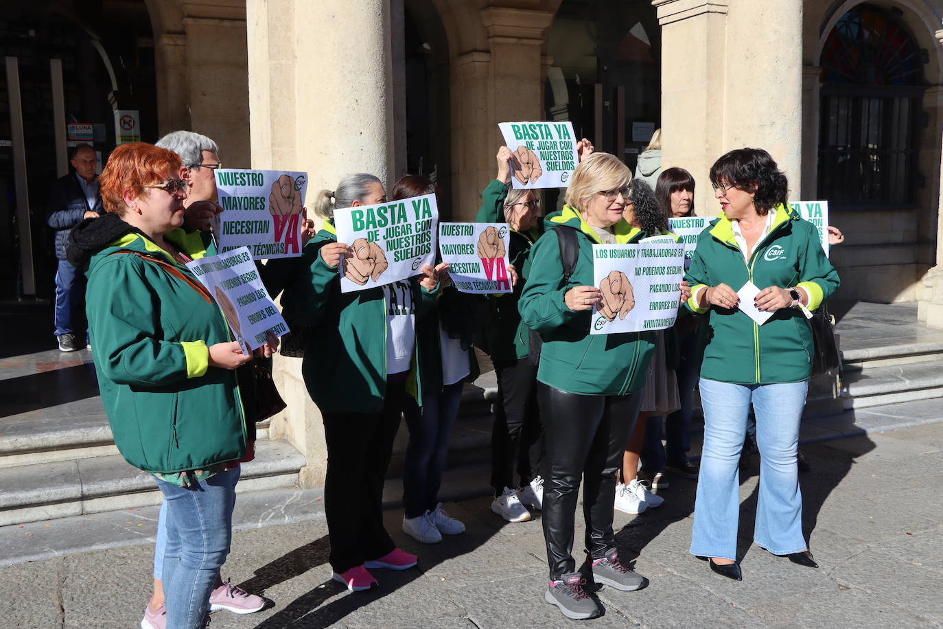 El servicio de ayuda a domicilio se concentra frente al Ayuntamiento de León