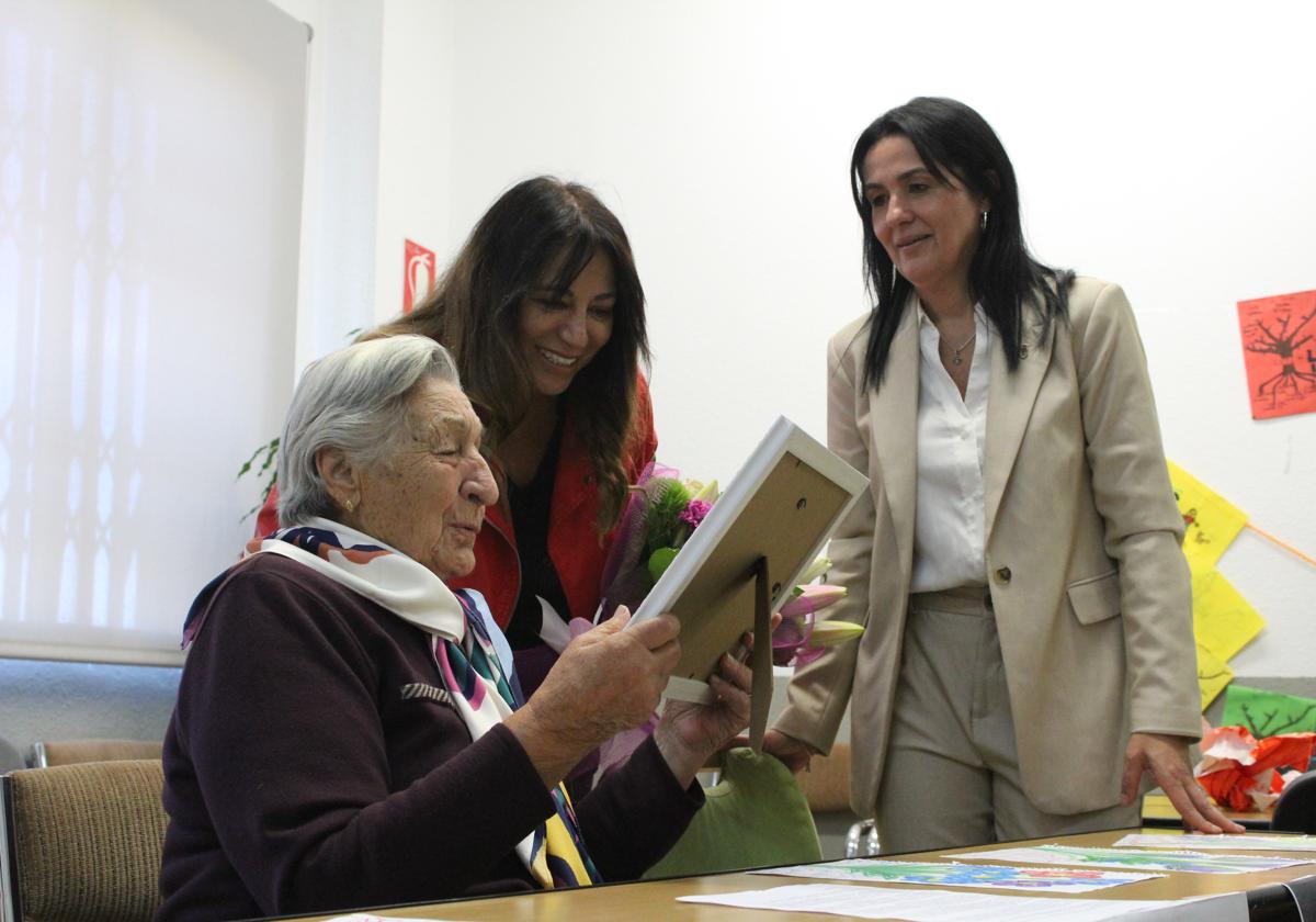 Amelia, otra vecina centenaria homenajeada en San Andrés