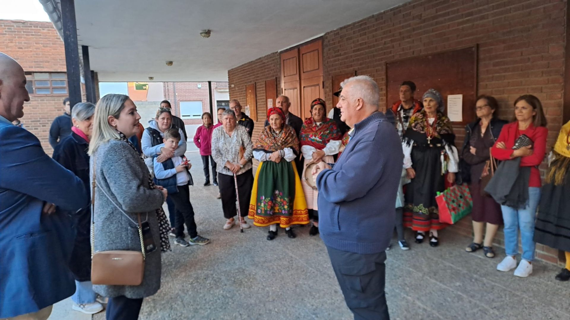 Exposición de carros engalanados en Puente Castro