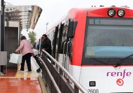 Dos usuarias de Feve se apean de uno de los trenes.