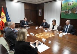 Reunión del presidente de la Junta con los rectores de la Universidad.