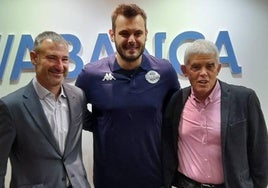 Rodrigo Benites, en el centro, nuevo jugador del Abanca Ademar.