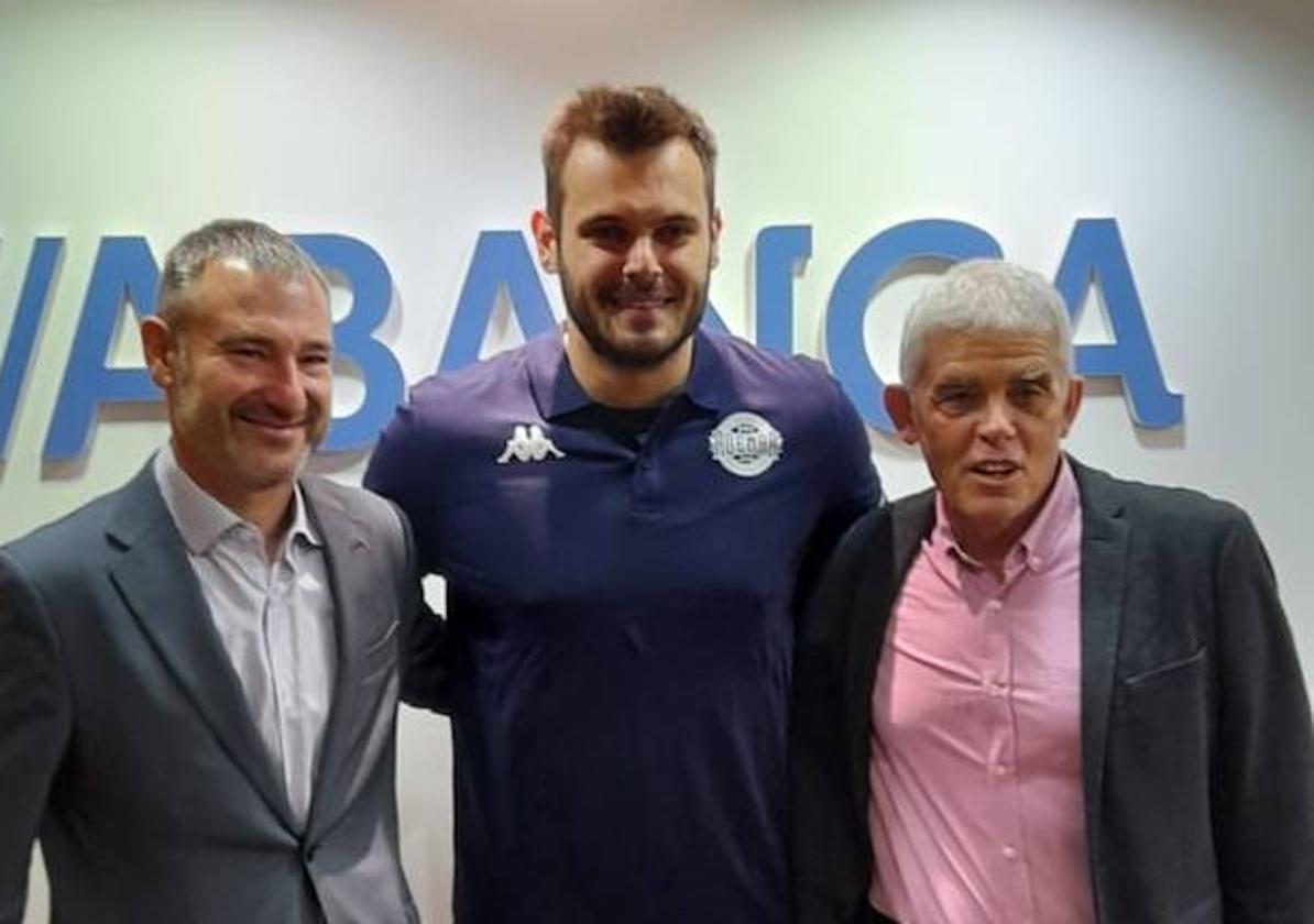 Rodrigo Benites, en el centro, nuevo jugador del Abanca Ademar.