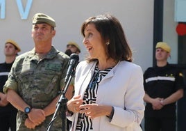 Margarita Robles visita el V Batallón de la UME en la base militar leonesa de Conde Gazola en 2022.