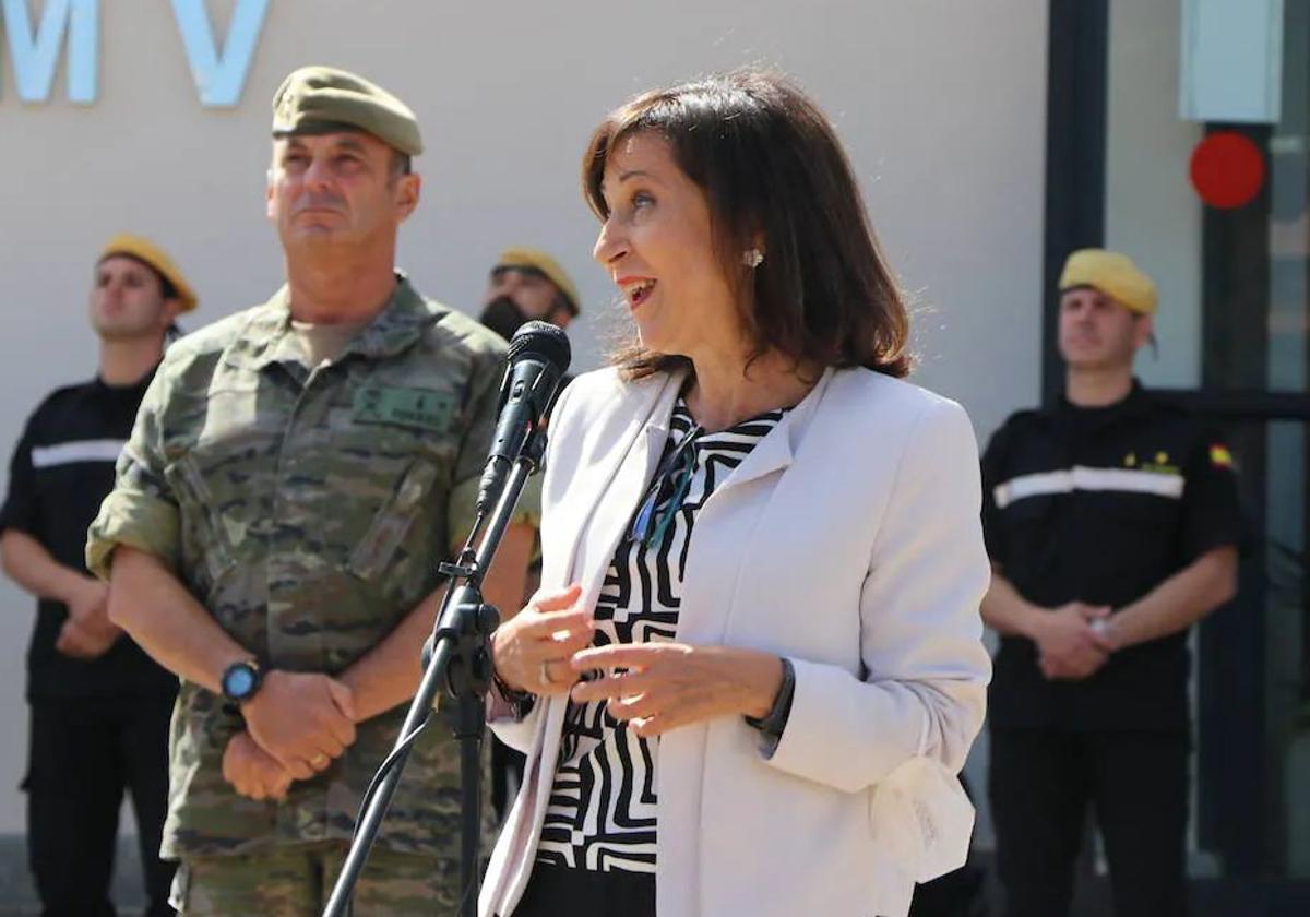 Margarita Robles visita el V Batallón de la UME en la base militar leonesa de Conde Gazola en 2022.