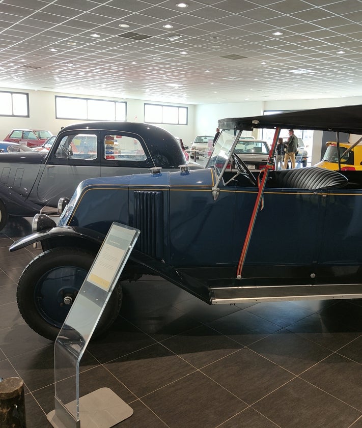 Imagen secundaria 2 - Los visitantes podrán recorrer la historia del último siglo del automóvil en nuestra provincia a través de más de 25 modelos de vehículos históricos