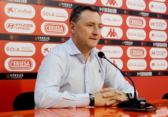 Raúl Llona, entrenador de la Cultural, en rueda de prensa.