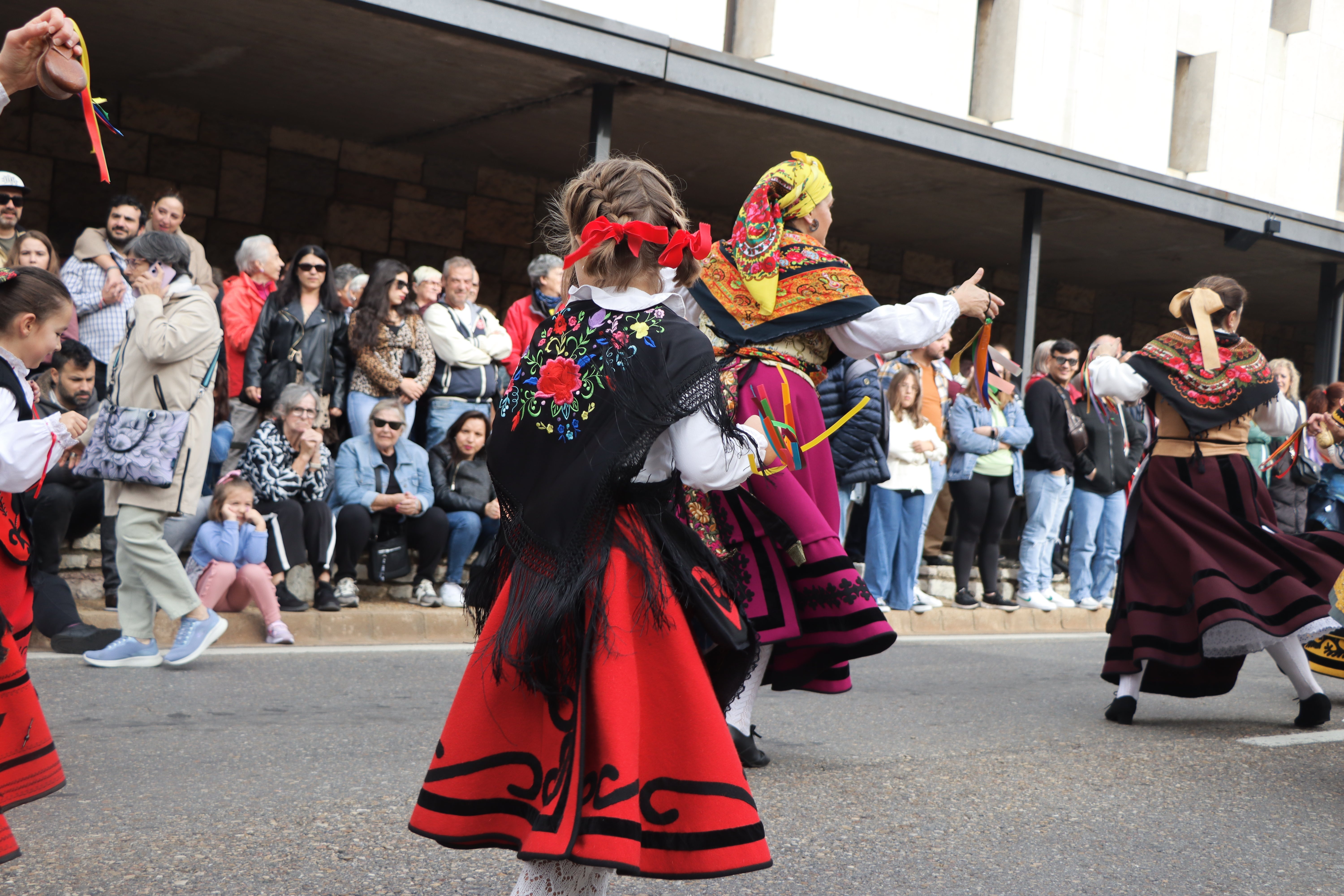 Desfile de pendones en la romería de San Froilán