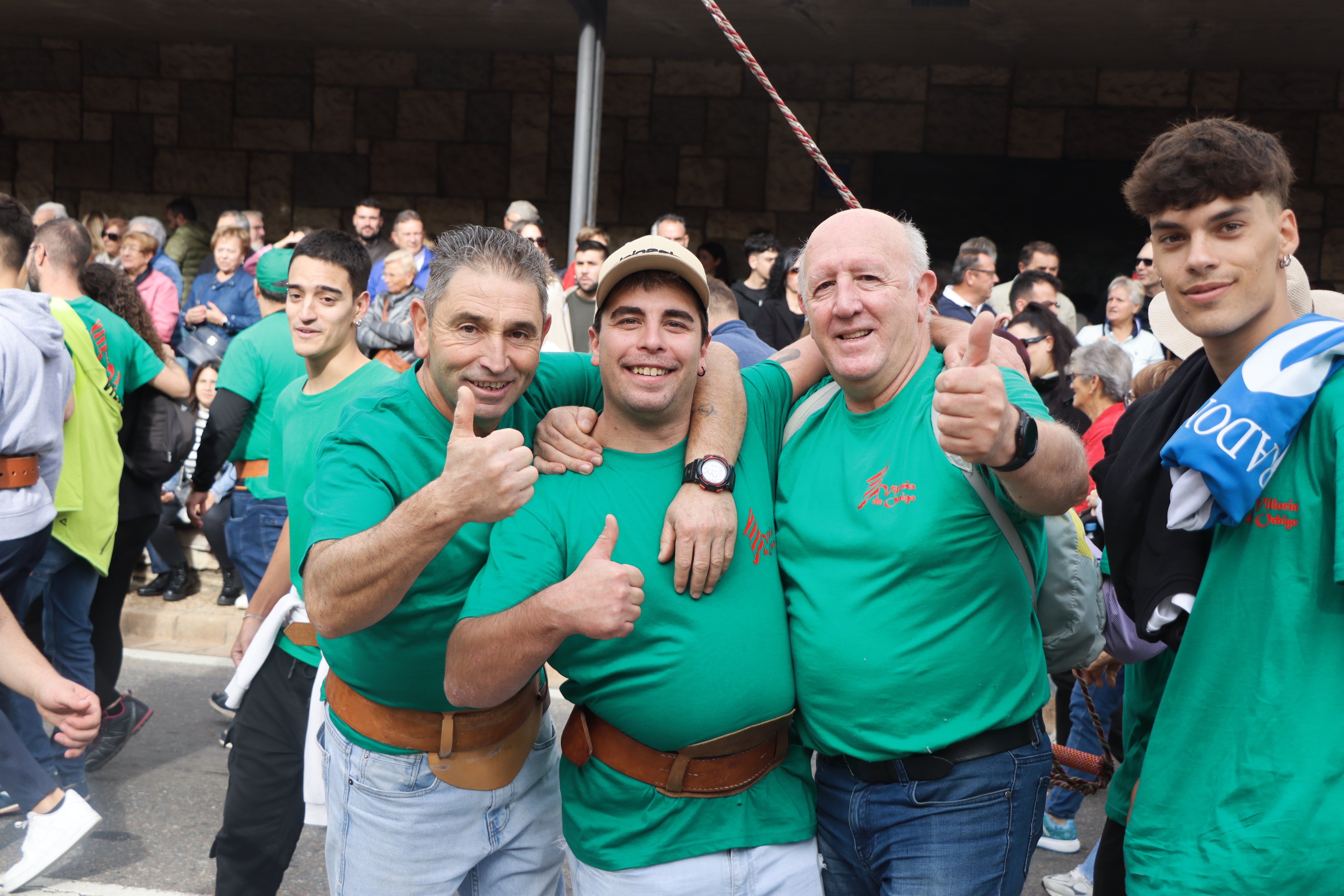 Desfile de pendones en la romería de San Froilán