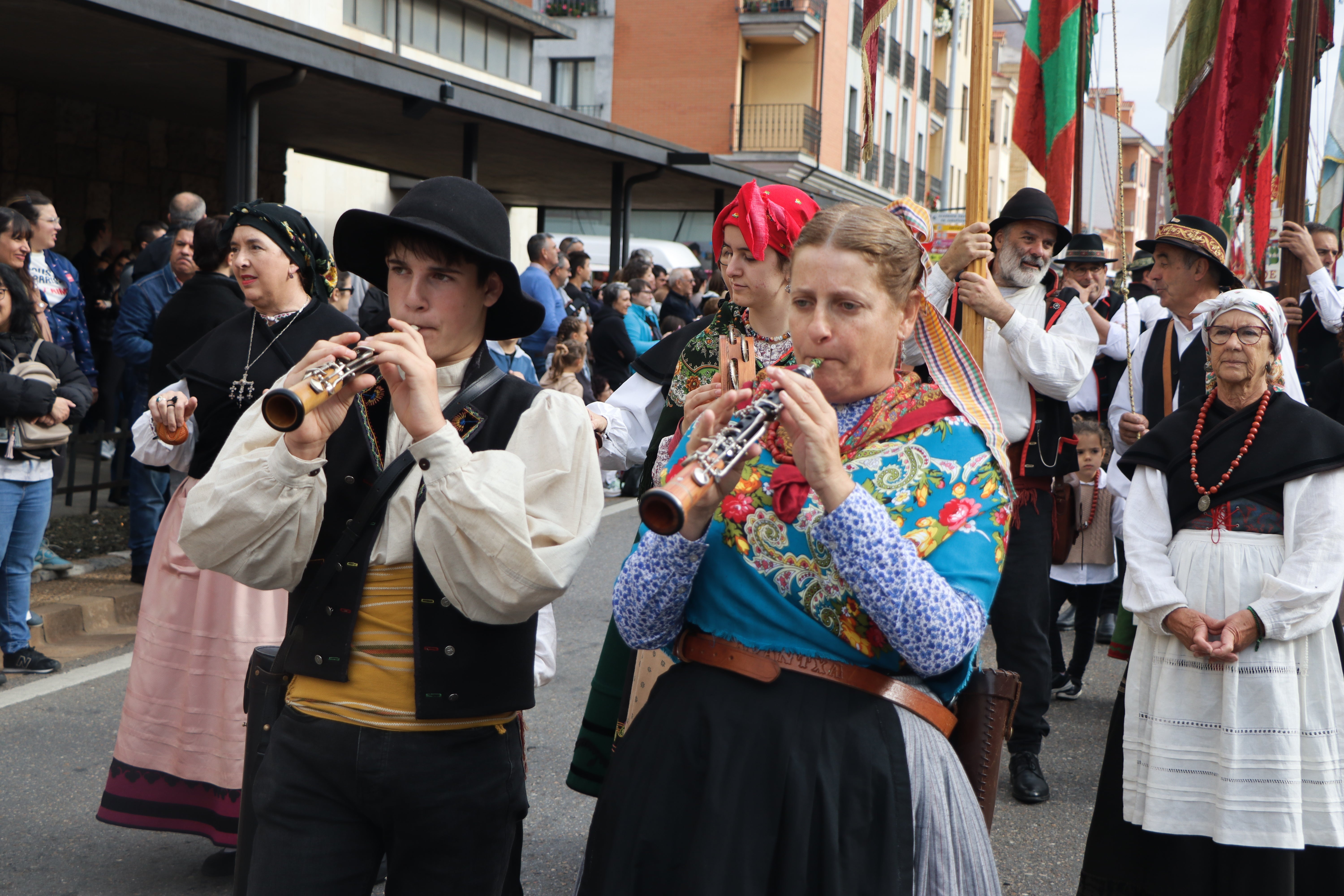 Desfile de pendones en la romería de San Froilán