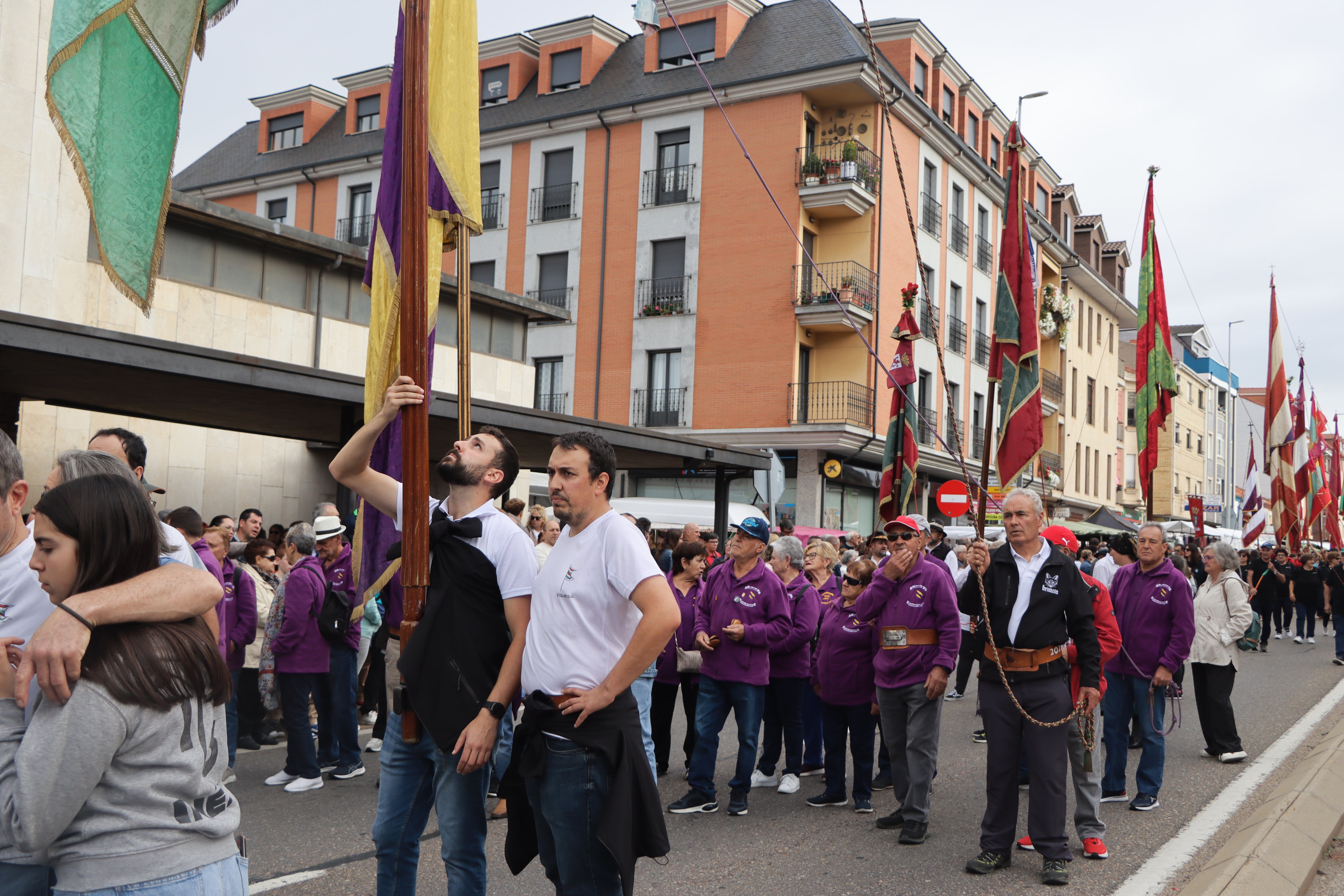 Desfile de pendones en la romería de San Froilán