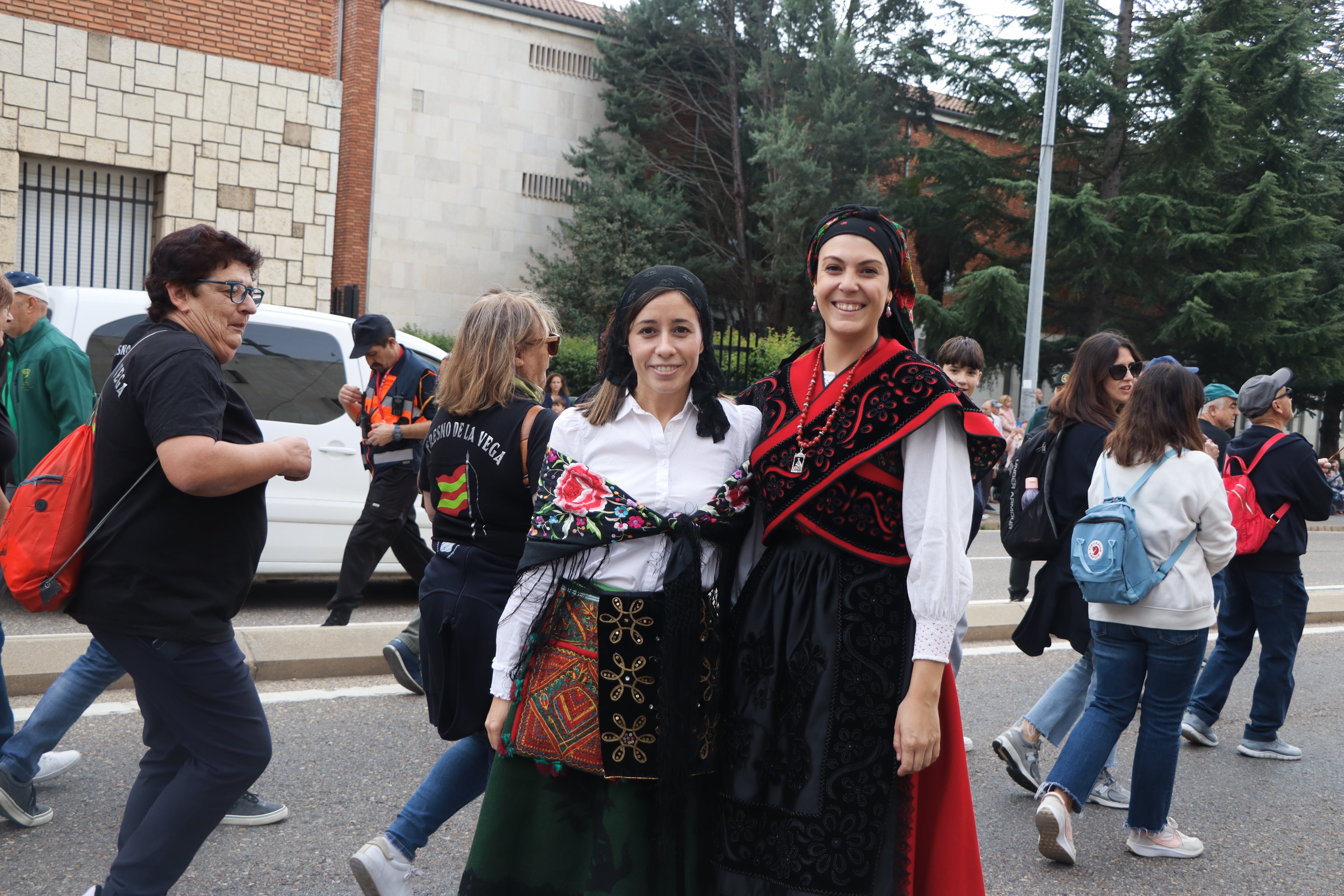 Desfile de pendones en la romería de San Froilán