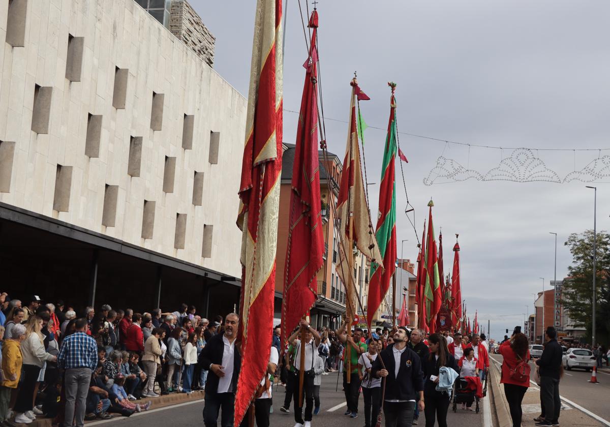 Desfile de pendones en la romería de San Froilán