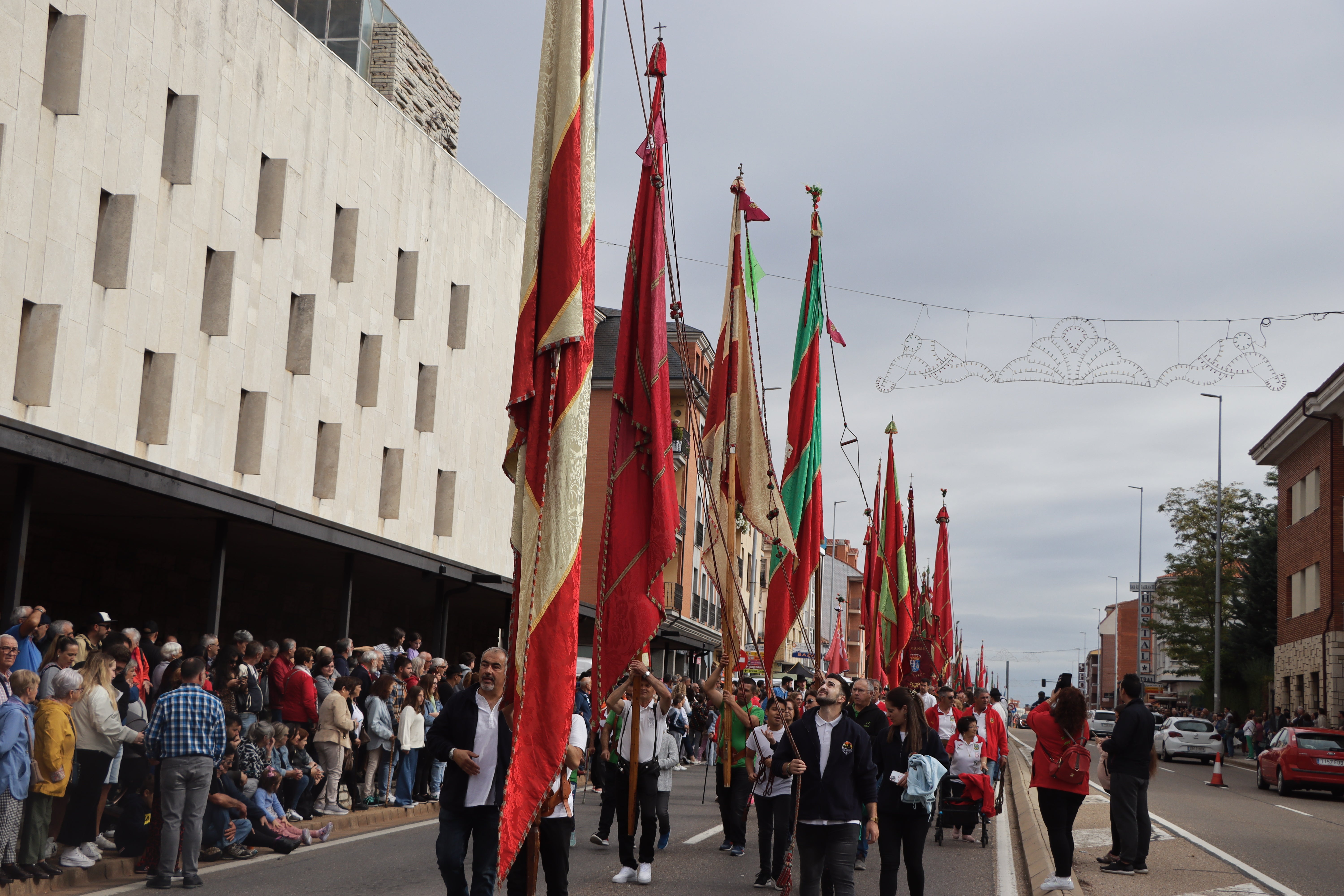 Desfile de pendones en la romería de San Froilán