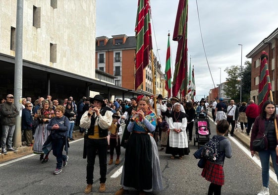 Una multitudinaria romería llena el camino a La Virgen