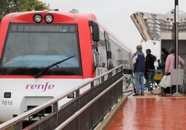 Uno de los trenes de Feve, en el apeadero de La Asunción.