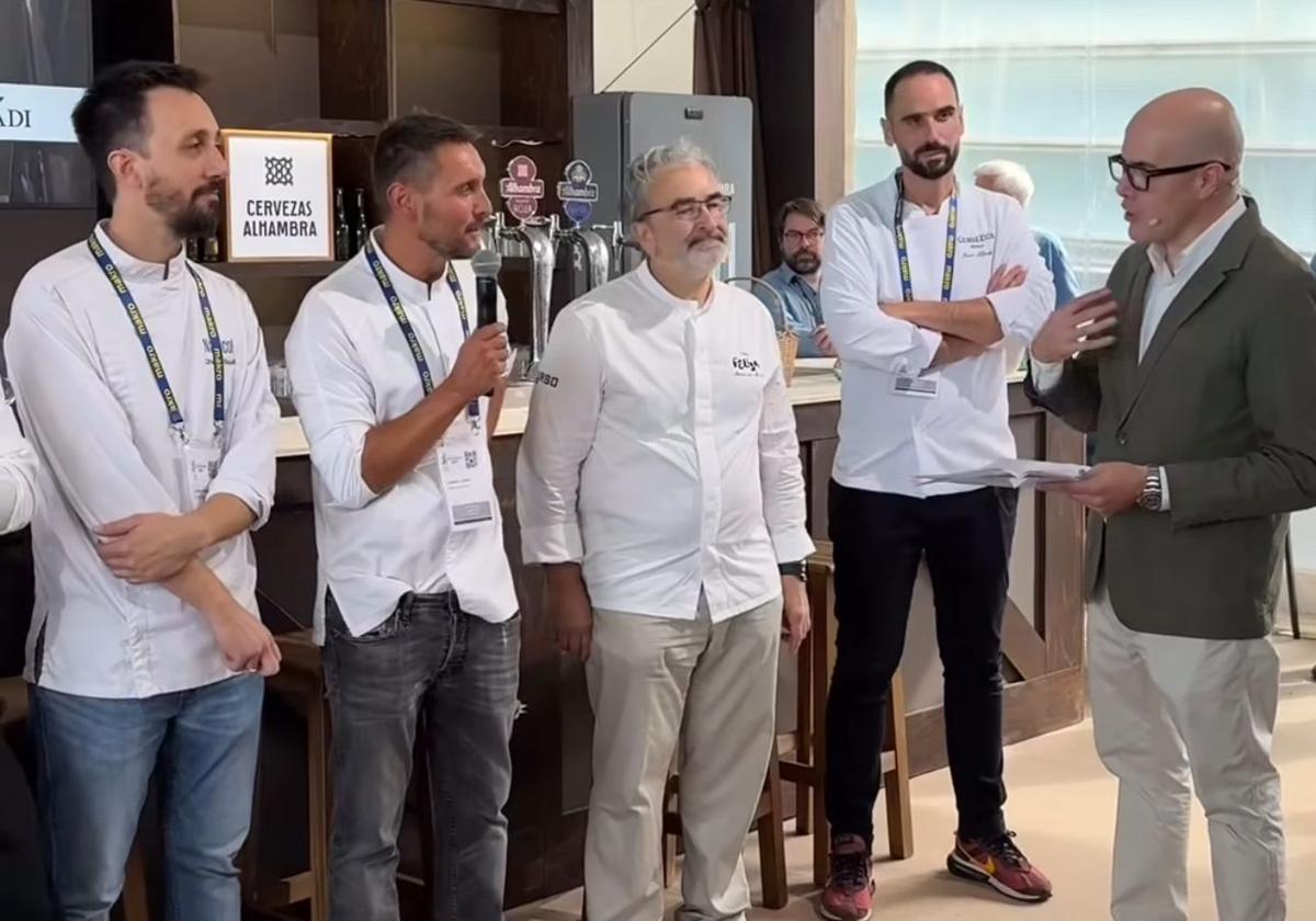 Juanjo Losada -con el micrófono en la mano- durante el concurso de Gastronomika.