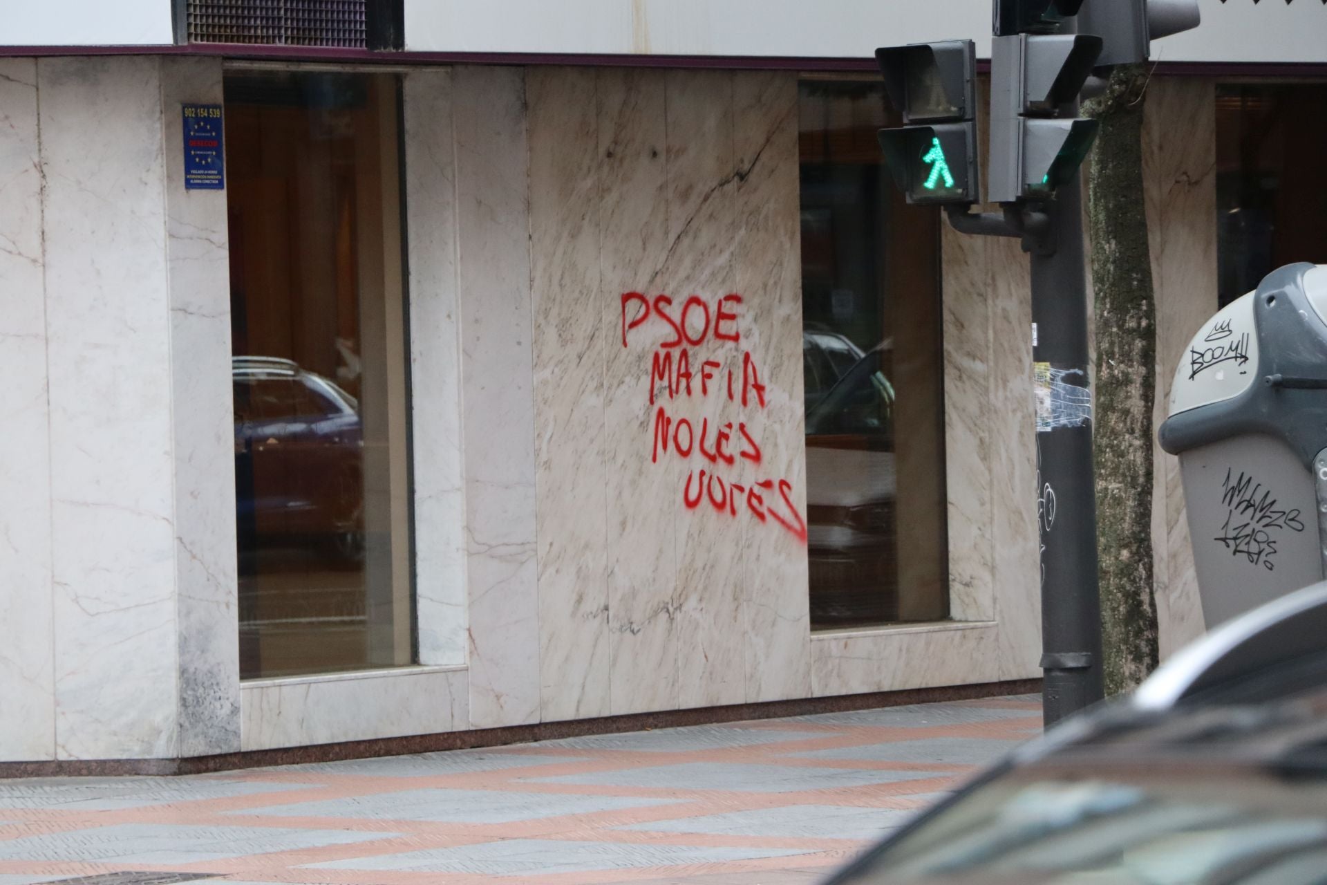 Pintadas contra el PSOE en las calles de León