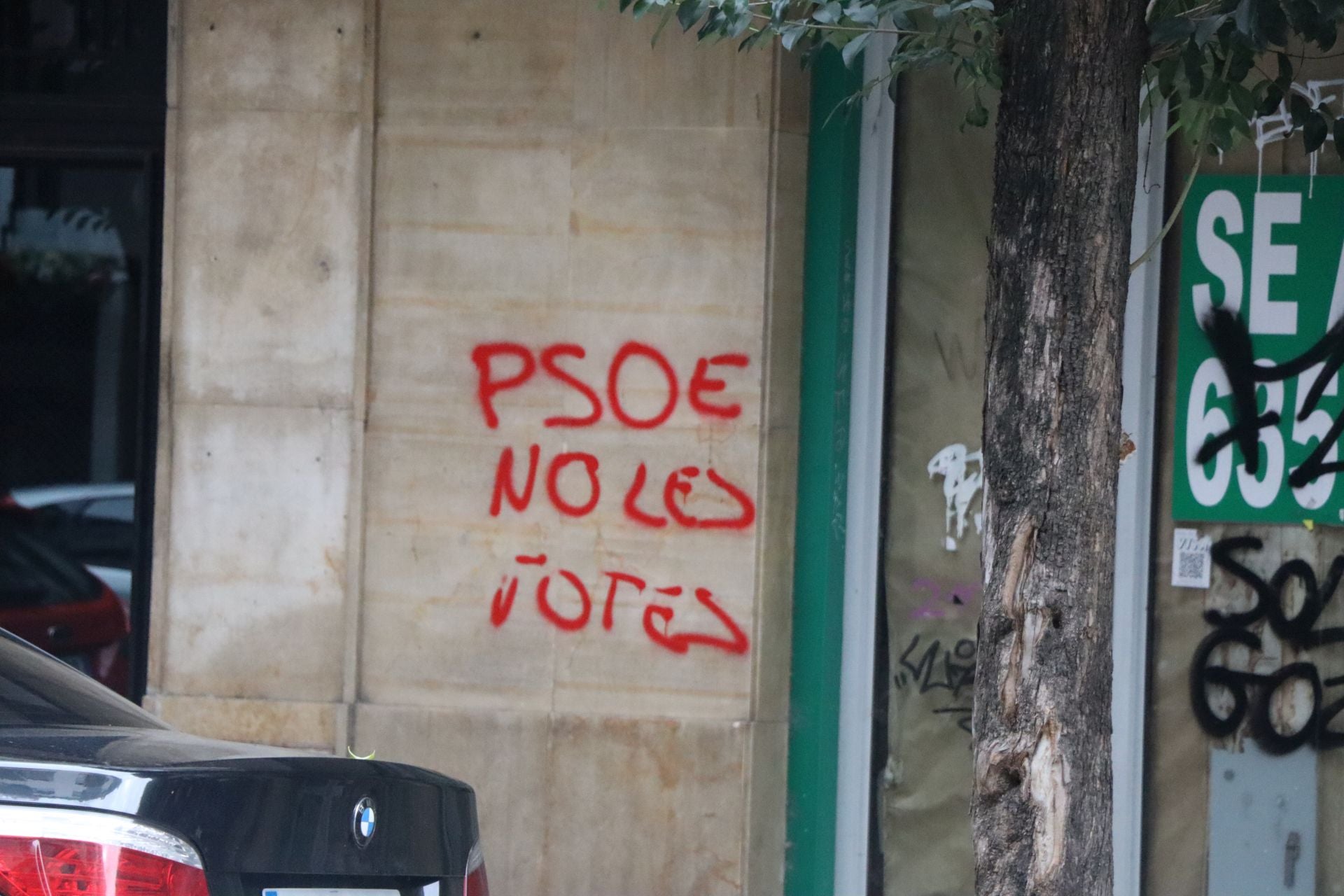 Pintadas contra el PSOE en las calles de León