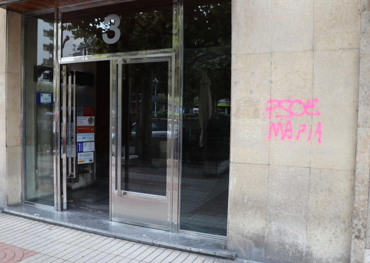 Imagen secundaria 1 - El centro de León amanece plagado de pintadas contra el Partido Socialista