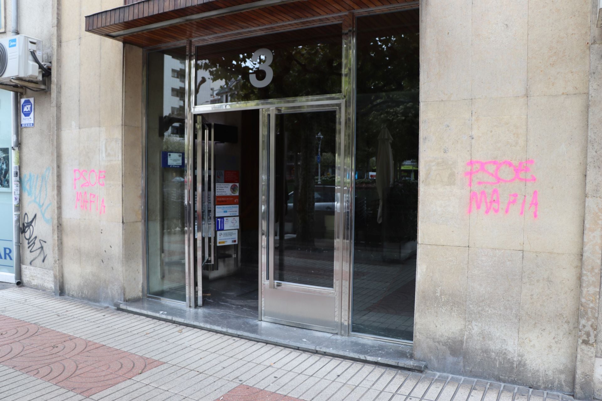 Pintadas contra el PSOE en las calles de León