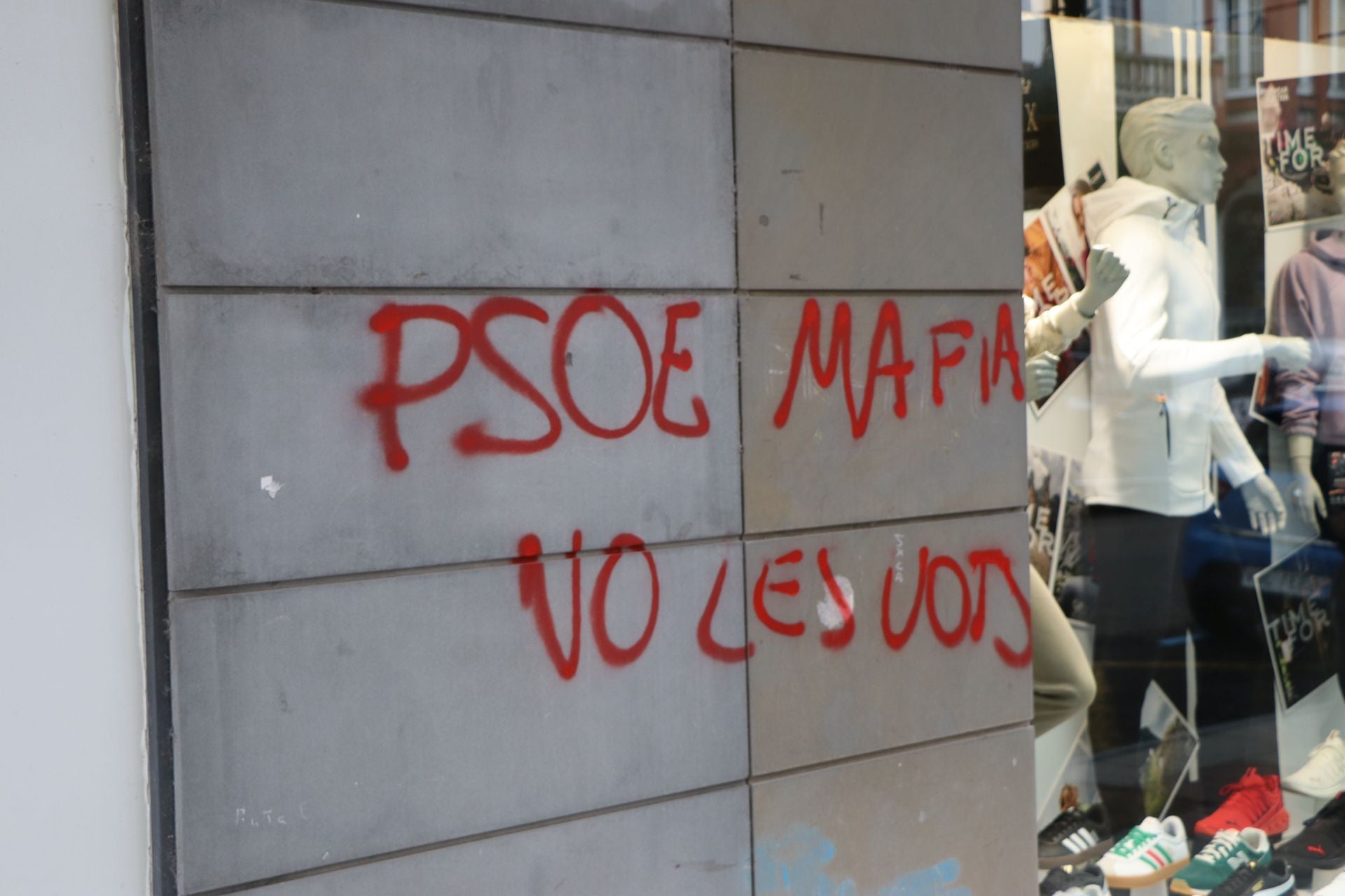 Pintadas contra el PSOE en las calles de León