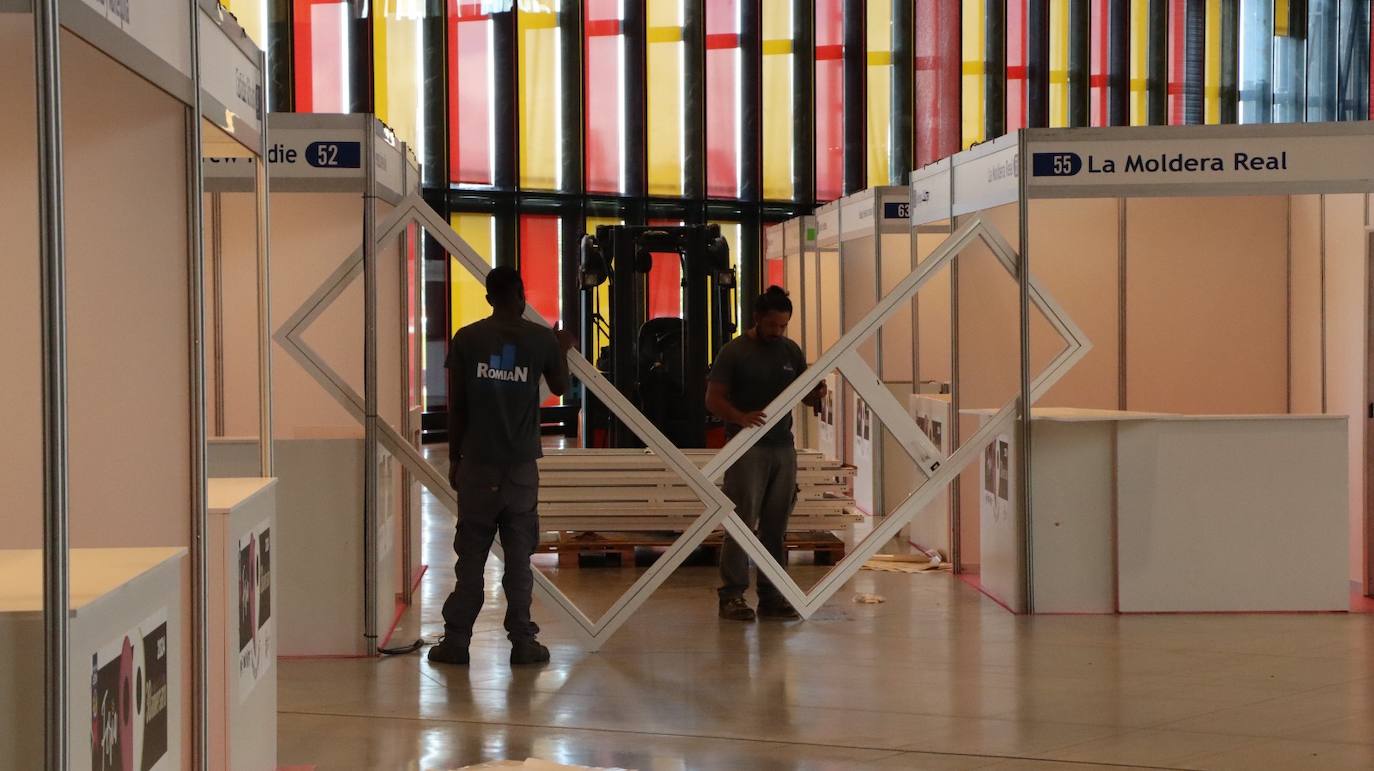 Los trabajadores se apresuran en terminar el montaje de la Feria.