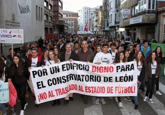 Manifestación rechazando el traslado al estadio Reino de León.