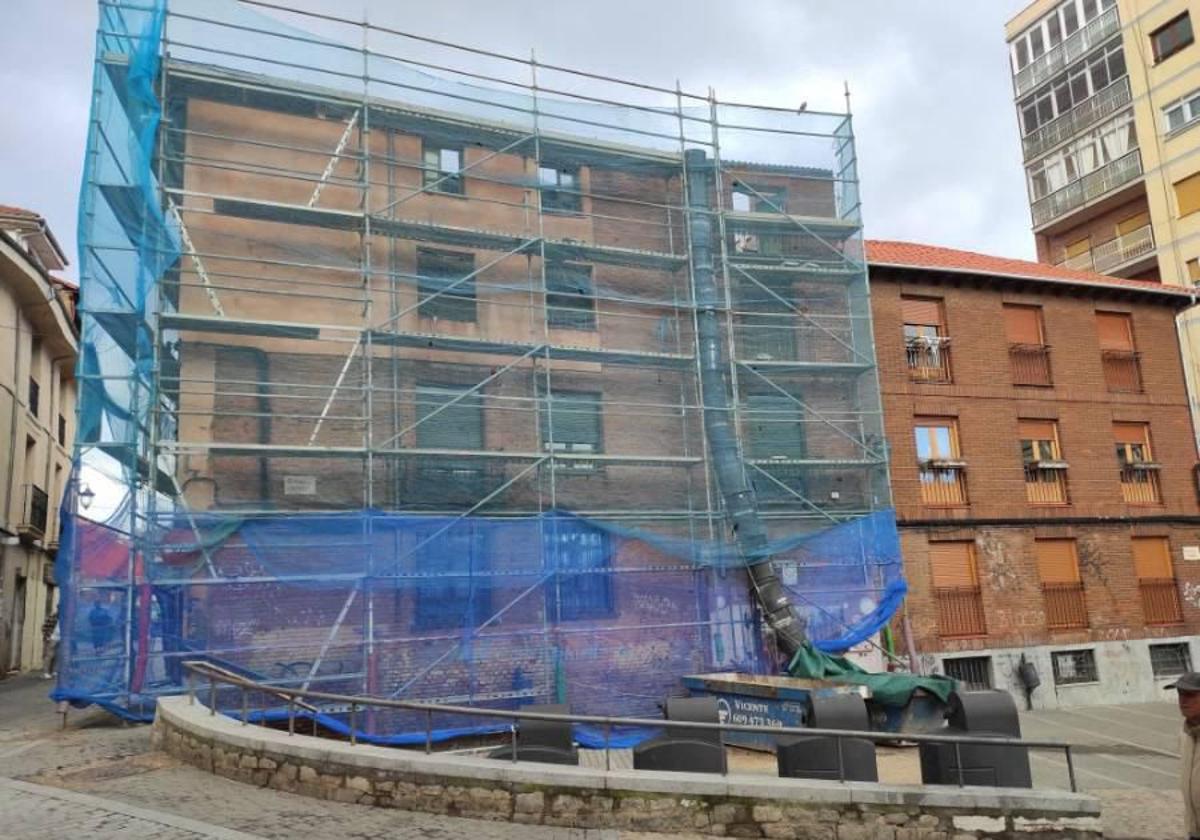 Imagen del edificio en obras afectado por el temporal.