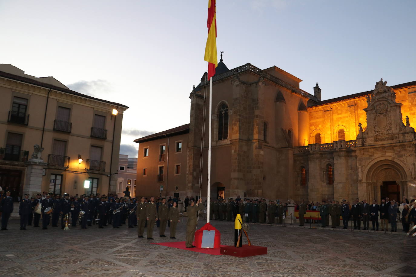 Arriado de bandera, retreta militar y homenaje a los caídos en León