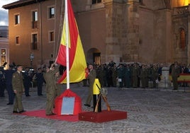 Arriado de bandera, retreta militar y homenaje a los caídos en León
