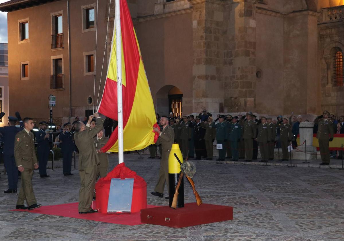 Arriado de bandera, retreta militar y homenaje a los caídos en León