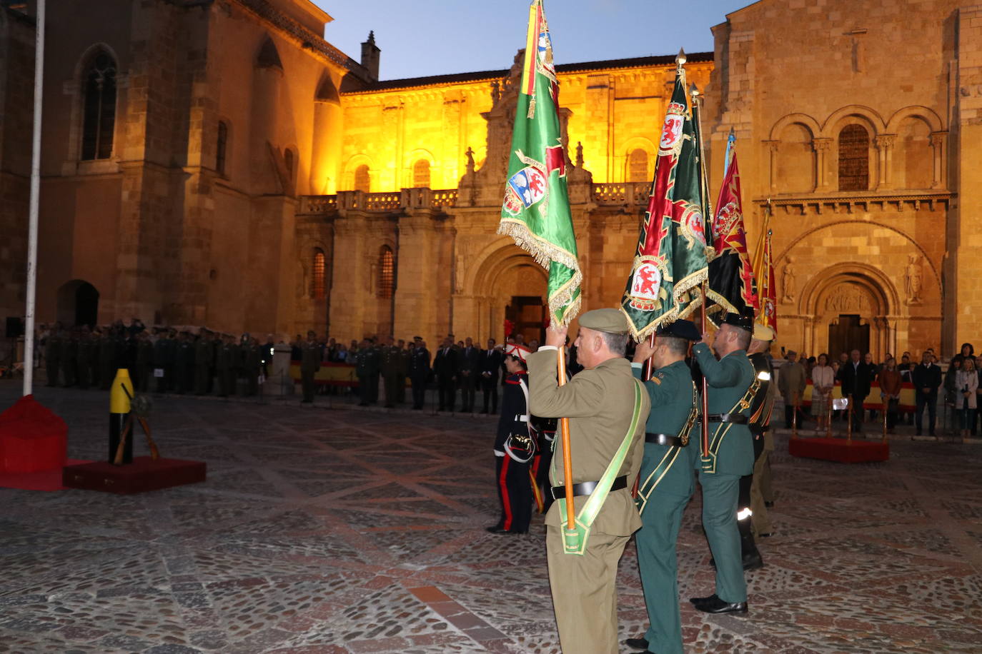 Arriado de bandera, retreta militar y homenaje a los caídos en León
