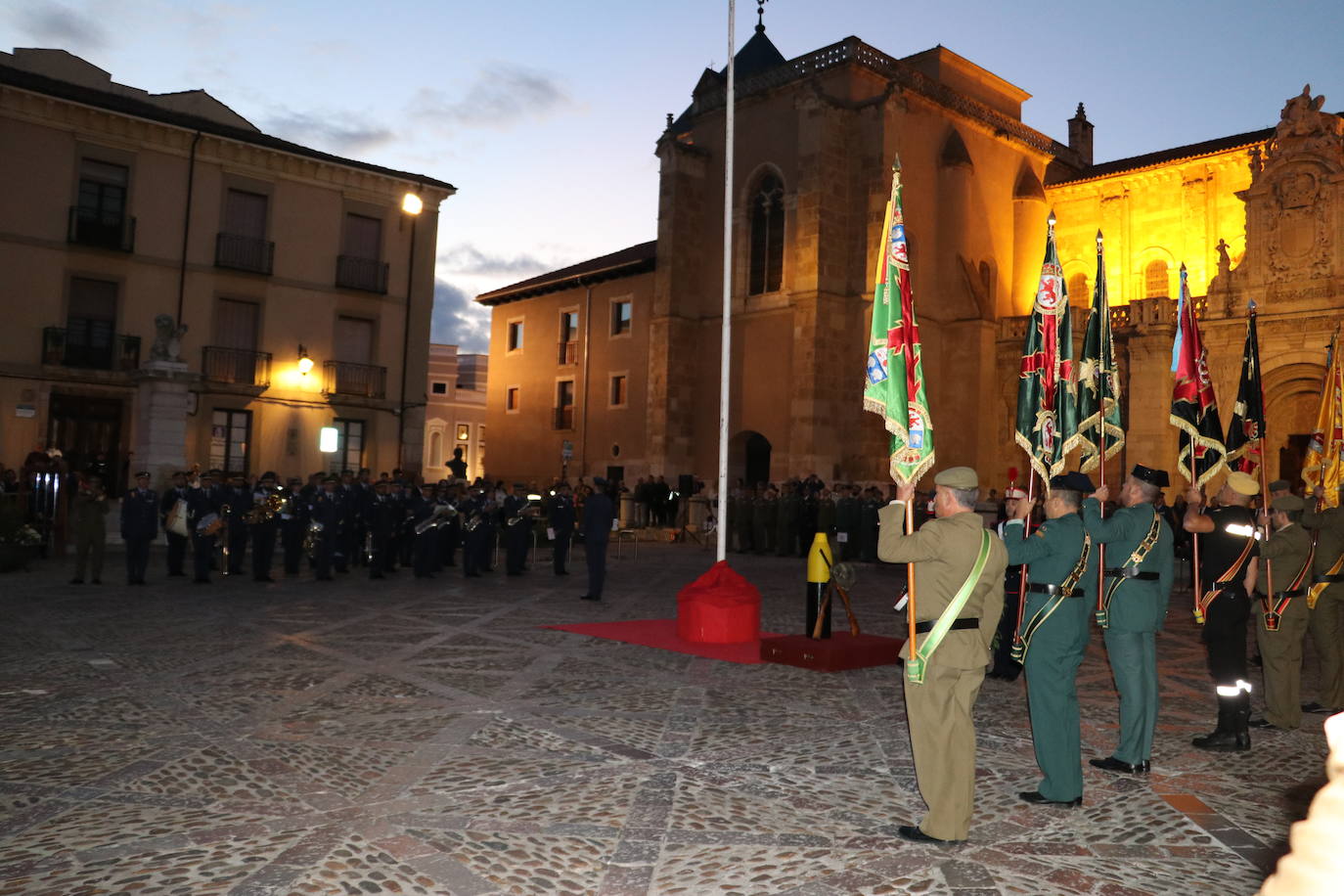 Arriado de bandera, retreta militar y homenaje a los caídos en León