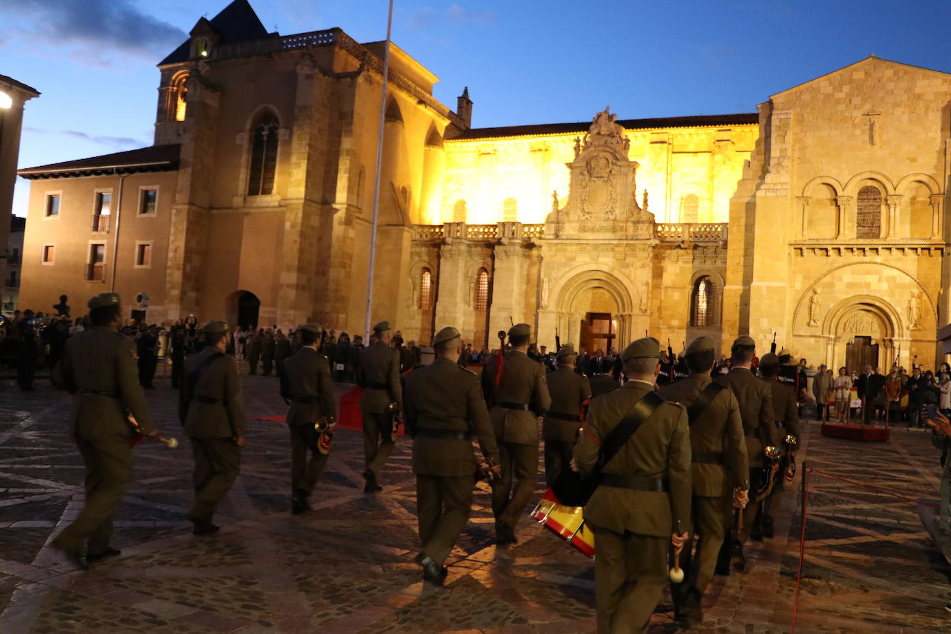 Arriado de bandera, retreta militar y homenaje a los caídos en León