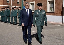 El exdirector general de la Guardia Civil, Leonardo Marcos, cuando presentó en León las nuevas oficinas móviles de atención a la ciudadanía y al peregrino.