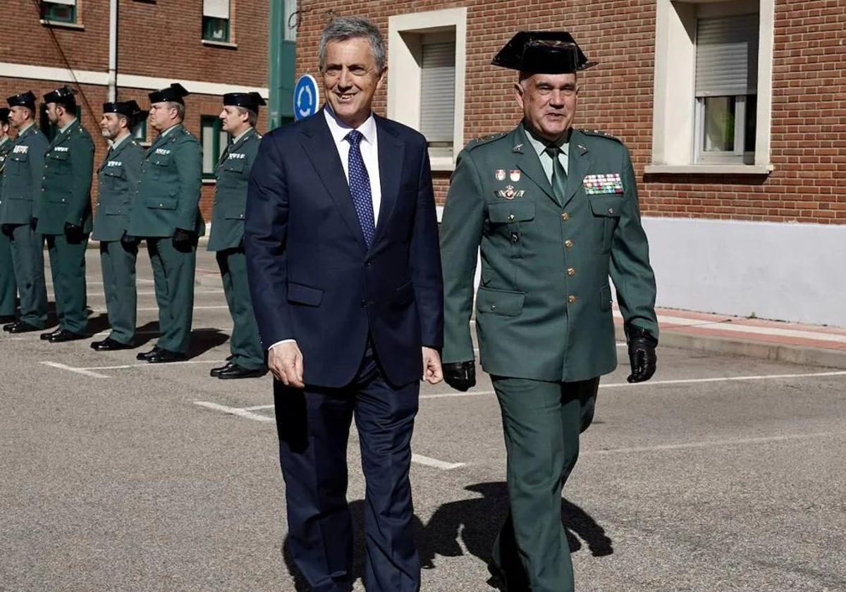 El exdirector general de la Guardia Civil, Leonardo Marcos, cuando presentó en León las nuevas oficinas móviles de atención a la ciudadanía y al peregrino.