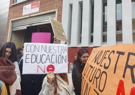 Concentración frente a la dirección provincial de educación en León.